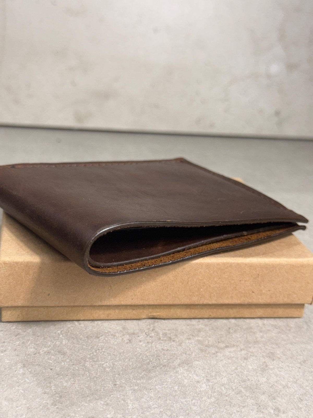 Slim Leather Wallet – Minimalist & Lightweight